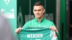 Rafael Santos Borré fue presentado oficialmente como nuevo jugador de Werder Bremen.