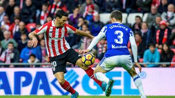 El delantero del Athletic Ariz Aduriz (i) disputa un balón con el defensa de la Real Sociedad Diego Llorente.