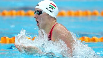 Katinka Hosszu compite durante la prueba de 200 braza en la Copa del Mundo de Pek&iacute;n.