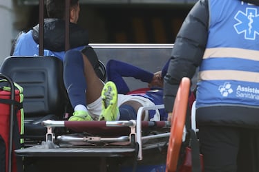 Balde es evacuado del terreno de juego.