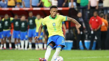 LAS VEGAS, NEVADA - JULY 06: Eder Militao of Brazil misses the team's first penalty in the penalty shoot out during the CONMEBOL Copa America 2024 quarter-final match between Uruguay and Brazil at Allegiant Stadium on July 06, 2024 in Las Vegas, Nevada. Ian Maule/Getty Images/AFP (Photo by Ian Maule / GETTY IMAGES NORTH AMERICA / Getty Images via AFP)
