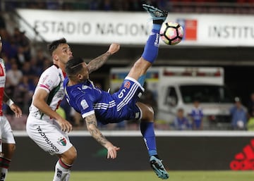 Mauricio Pinilla anotó los dos goles de la U ante Palestino.