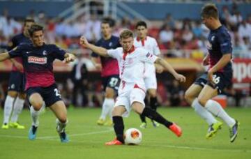 Sevilla-Friburgo. Alberto Moreno entre dos contrarios.