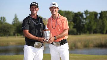 Billy Horschel y Scott Piercy posan con el trofeo de campeones del Z&uacute;rich Classic.