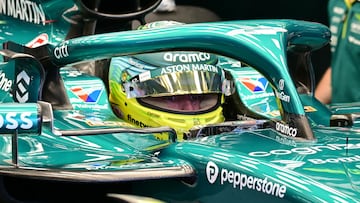 Fernando Alonso en el Aston Martin durante unos libres de Fórmula 1.