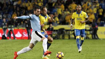GRA328. LAS PALMAS DE GRAN CANARIA, 05/11/2016.- El defensa de Las Palmas Dani Castellano (d) y el defensa del Eibar Anaitz Arbilla (i), durante el partido de la undécima jornada de la Liga de Primera División que se juega hoy en el estadio de Gran Canaria. EFE/Angel Medina G.
