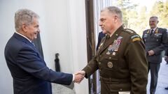 El presidente de Finlandia, Sauli Niinisto, y el jefe del Estado Mayor Conjunto de Estados Unidos, general Mark Milley