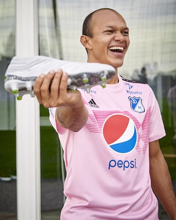 Millonarios lanzó su camiseta alternativa para 2020 de color rosado y con un diseño basado en la que usó Alemania en el Mundial de 1990.