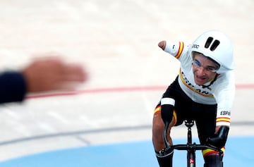 Ricardo Ten Argiles de España celebra tras ganar el bronce en la final de persecución individual masculina C1 3000 m.