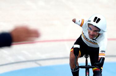 Ricardo Ten Argiles de España celebra tras ganar el bronce en la final de persecución individual masculina C1 3000 m.
