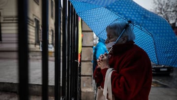 ACOMPAÑA CRÓNICA***AME6864. BUENOS AIRES (ARGENTINA), 07/08/2020.- Una mujer de la tercera edad reza hoy frente a la Iglesia de San Cayetano durante la celebración de su día, en Buenos Aires (Argentina). Argentina conmemora este viernes el día de San Cayetano, santo patrón del trabajo, que este año cobra especial relevancia por el contexto de crisis económica en el que está el país, agravada por los efectos de la pandemia COVID-19. EFE/Juan Ignacio Roncoroni