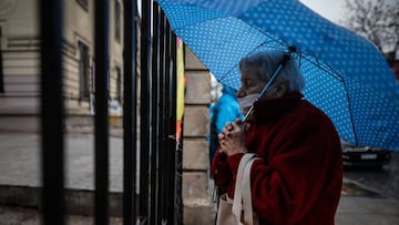 ACOMPA&Ntilde;A CR&Oacute;NICA***AME6864. BUENOS AIRES (ARGENTINA), 07/08/2020.- Una mujer de la tercera edad reza hoy frente a la Iglesia de San Cayetano durante la celebraci&oacute;n de su d&iacute;a, en Buenos Aires (Argentina). Argentina conmemora este viernes el d&iacute;a de San Cayetano, santo patr&oacute;n del trabajo, que este a&ntilde;o cobra especial relevancia por el contexto de crisis econ&oacute;mica en el que est&aacute; el pa&iacute;s, agravada por los efectos de la pandemia COVID-19. EFE/Juan Ignacio Roncoroni