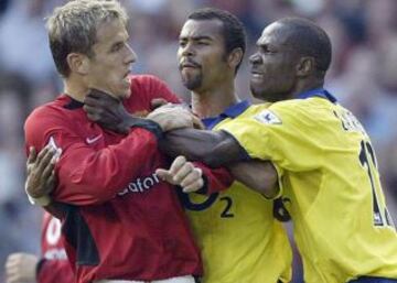 El 2003 se jugó uno de los partidos más polémicos. Vieira fue expulsado por una falta que no cometió sobre Ruud Van Nistelrooy. Minutos después, el holandés desperdició el penal y los jugadores de Arsenal se lo gritaron en la cara. En la imagen, Lauren Etame toma por el cuello a Phill Neville.