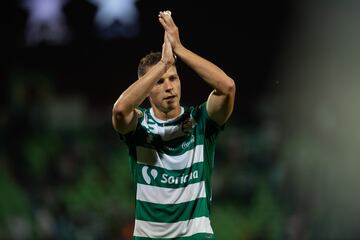 En el magnífico mano-a-mano entre ambos delanteros, la jornada 14 del Apertura 2018 dejó como ganador al ariete de Santos Laguna, quien anotó el único gol con el que los 'Guerreros' derrotaron a Monterrey. Con su grito, acumuló 11 goles y sacó ventaja a Gignac, quien no pudo vacunar a Lobos BUAP y estancó su marca en 10. El argentino apunta al liderato de goleo a falta de tres jornada para el final de la temporada regular.