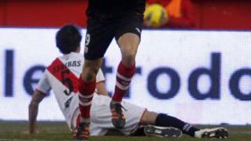 <b>DETERMINANTE. </b>Llorente celebra su primer triplete en la Liga, con los goles (imágenes superiores) que marcó ayer al Rayo en Vallecas.
