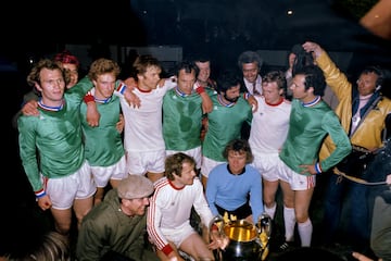 El Bayern de Múnich ganó su tercera Copa de Europa consecutiva en 1976, tras ganar en la final al Saint-Étienne. 
En la imagen los jugadores posan con el trofeo de campeones. Beckenbauer se encuentra arriba a la derecha. El Káiser conseguiría este año su segundo Balón de Oro, como reconocimiento a ser el mejor jugador del mundo.