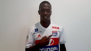 Pape Cheikh posa con la camiseta del Olympique de Lyon. 