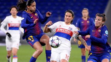 Alves y Patri Guijarro luchan por el balón con Maroszán.