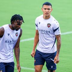 Pendientes de Kervin Arriaga