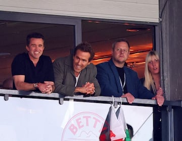 Los actores y propietarios del Wrexham, Rob McElhenney y Ryan Reynolds, en la grada durante el partido.