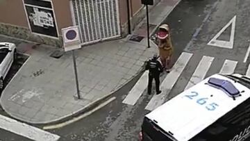 La ¨²ltima majader¨ªa: la polic¨ªa caza en Murcia a un hombre vestido de dinosaurio