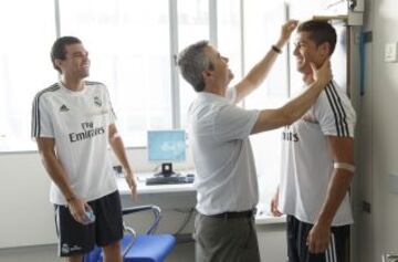 Pepe se ríe mientras el médico mide a Cristiano Ronaldo.