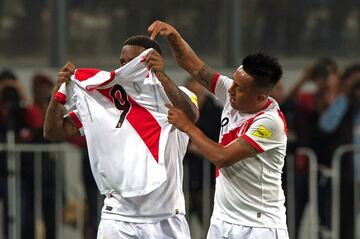 Peru's Christian Cueva (R) and Jefferson Farfan show a number nine jersey in support of their suspended teammate Paolo Guerrero, during their 2018 World Cup qualifying play-off second leg football match against New Zealand in Lima, Peru, on November 15, 2017. / AFP PHOTO / ERNESTO BENAVIDES
