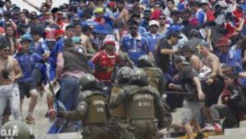 En el Supercl&aacute;sico hubo varios choques entre Carabineros e hinchas.