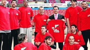 <b>CAMPAÑA. </b>Vives y la plantilla piden apoyos para salvar al Manresa.