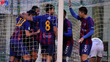 Los jugadores de la Gimnástica Segoviana celebran un gol en Tercera División.