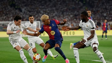 Soccer Football - Copa del Rey - Final - FC Barcelona v Real Madrid - Estadio de La Cartuja, Seville, Spain - April 26, 2025 FC Barcelona's Lamine Yamal in action with Real Madrid's Fran Garcia and Antonio Rudiger REUTERS/Marcelo Del Pozo