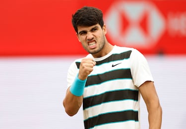 Gesto de rabia de Carlos Alcaraz. 