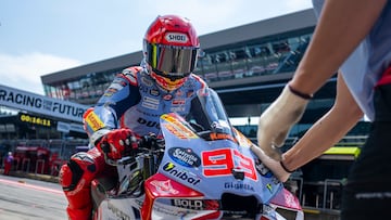 Márquez llega al box de Gresini durante el GP de Austria de MotoGP.