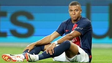 Kylian Mbappe, jugador del PSG, sentado sobre el césped en el partido de la Ligue 1 contra el Toulouse.