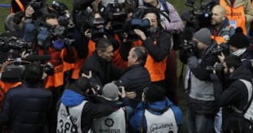 Simeone y Juan Ignacio Martínez se saludan antes del partido.