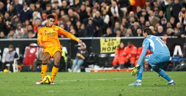 1-2. Error de la zaga del Valencia. Mal pase de Foulquier, Hugo Guillamón no puede controlar el balón y Jude Bellingham solo, en el mano a mano con Dimitievsk,i anota el tanto de la victoria.