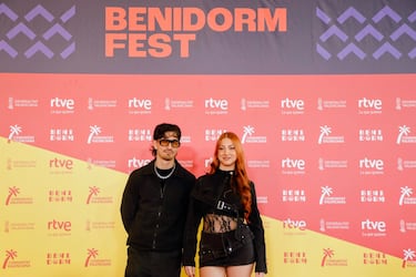 
Propuesta pop-electrónica con estética de club. El directo se apoya en una plataforma convertida en set DJ y un cuerpo de baile que entra de forma progresiva.