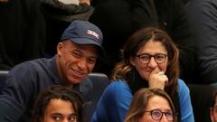 PARIS, FRANCE - MARCH 13: Kylian Mbappe of PSG, his mother Fayza Lamari , above his brother Ethan Mbappe attend - one hour after playing and scoring against Bordeaux - the Liqui Moly Starligue handball match between Paris Saint-Germain Handball (PSG Hand) and HBC Nantes at Stade Pierre de Coubertin on March 13, 2022 in Paris, France. (Photo by John Berry/Getty Images)
PUBLICADA 29/06/23 NA MA04 4COL