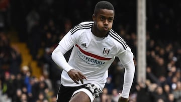 El lateral izquierdo del Fulham, Ryan Sessegnon, durante un partido.