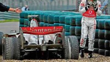 <b>ADIÓS AL TÍTULO. </b>En China, Hamilton sufrió la mayor decepción cuando dejó su McLaren atrapado entre la grava junto a los boxes, después en Brasil no aguantó la presión.