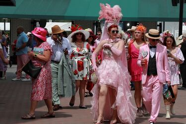 Julepe de menta: La bebida oficial del Derby, preparada con bourbon, azúcar, agua y menta fresca.