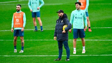 José Alberto, entrenador del Racing, con Rober González y Meseguer.