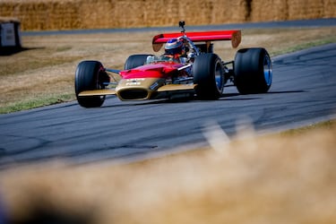 Adrian Newey, socio técnico director de Aston Martin F1, al volante del Lotus-Cosworth 49B durante el Festival de la Velocidad de Goodwood. El Lotus-Cosworth 49B es un coche de Fórmula 1 que fue introducido en el año 1968. Fue una evolución del Lotus 49 original, que debutó en 1967. 