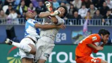 <b>CHOQUE APARATOSO. </b>Julio Baptista se estrelló contra Ustari, quien tuvo que ser atendido durante cuatro minutos.