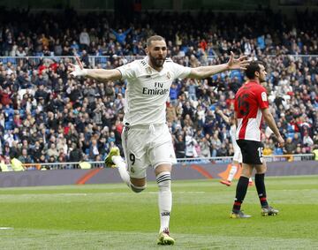 El jugador del Real Madrid Benzema celebra el 2-0 al Athletic Club. 