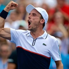 Bautista gana a Monfils y se cita con Federer, que superó a Ferrer