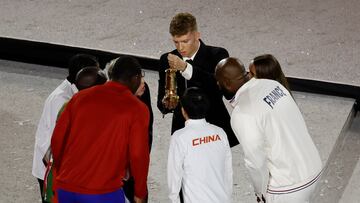 SAINT-DENIS (FRANCIA), 11/08/2024.- El nadador francés León Marchand (c), el presidente del COI, Thomas Bach, los deportistas que representan cada continente, el cubano Mijaín López, el keniano Eliud Kipchoge, la primera medallista del equipo de Refugiados Cindy Ngamba, la china Sun Yingsha, la australiana Emma McKeon y el francés Teddy Riner, apagan la llama olímpica durante la ceremonia de clausura de los Juegos Olímpicos de París 2024 celebrada este domingo, en el Estadio de Francia en Saint-Denis (Francia).EFE/ Miguel Toña