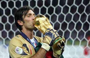 Buffon besa la Copa del Mundo conquistada con Italia en 2006.