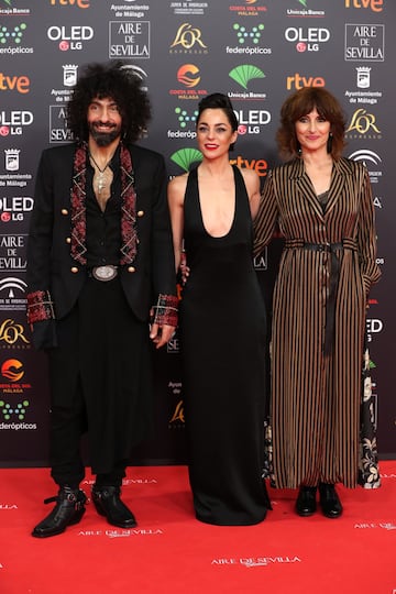 El violinista Ara Malikian junto con las actrices Amelia Hernández y Natalia Moreno.