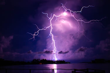 Este fenómeno único se produce en la confluencia del río Catatumbo con el lago de Maracaibo. Las condiciones atmosféricas generan tormentas eléctricas casi continuas, con miles de relámpagos que iluminan el cielo noche tras noche. Se le conoce como el “faro del Catatumbo” por su visibilidad desde largas distancias. Además de espectacular, es importante para la atmósfera: es uno de los mayores generadores naturales de ozono.